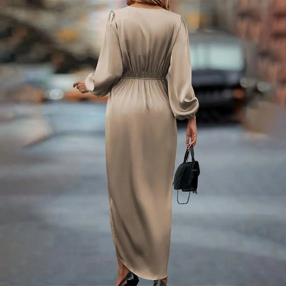 Elegance i Hver Bevægelse – Satin Midi Kjole med Drapering